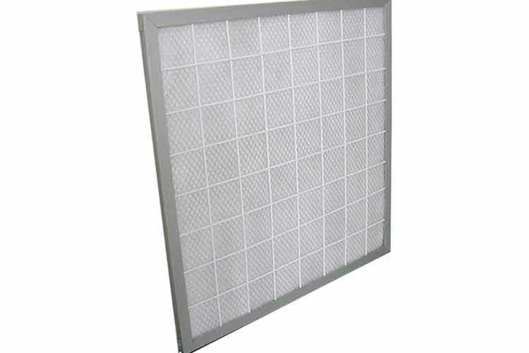 初效過濾器的外框是以堅固的防水板組成，用來固定已折疊完成的濾材