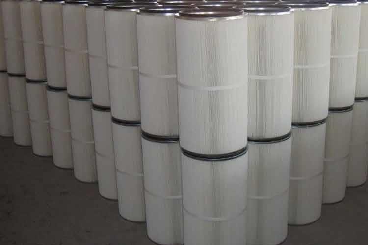 由于濾料折褶成筒狀使用，使濾料布置密度大，所以除塵器結(jié)構(gòu)緊湊，體積小