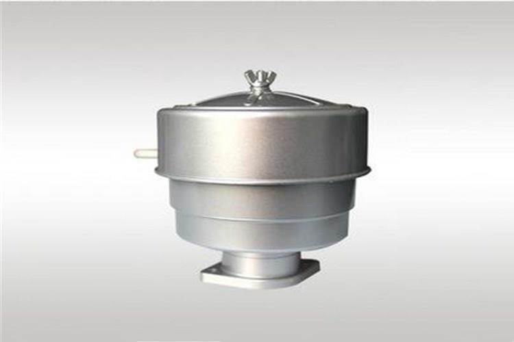 柴油進(jìn)入濾清器后，透過(guò)濾紙，聚集在濾芯圓桶內(nèi)，然后經(jīng)出油口到噴油泵，積存在外殼底部的雜質(zhì)和水分由外殼下部的放油螺塞放出