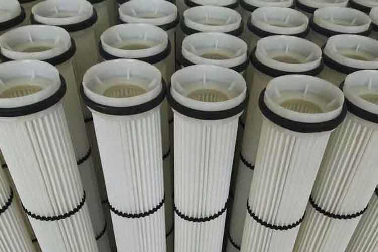 電廠除塵濾筒在使用過程當中應該滿足機器的空間要求，首先這是一個不大的設備，除塵濾筒廠家會根據(jù)機器設備的不同和預留的空間