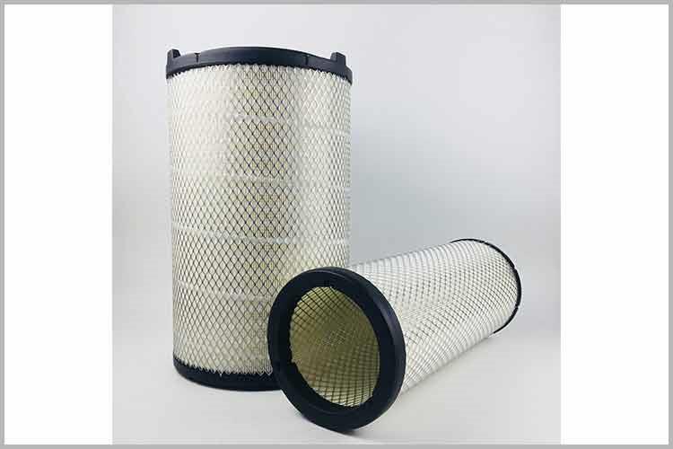 準(zhǔn)備新的油濾式空氣濾清器，注意操作時(shí)不能穿化纖衣服，以防靜電的放電火花