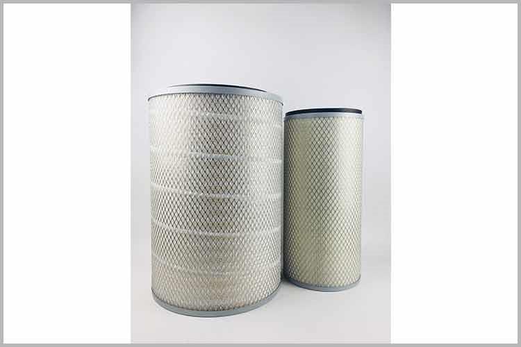 再一個(gè)就是發(fā)動(dòng)機(jī)的進(jìn)氣道也會(huì)臟，這個(gè)灰塵它不光是跑到發(fā)動(dòng)機(jī)里面去的，這個(gè)管子上面，有可能也就留在那邊了