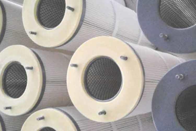 首先要查看聚酯纖維除塵濾筒是不是有污垢，有的話能夠悄悄擊打除塵濾筒外部，也能夠用壓縮空氣由里向外吹，鏟除濾筒上的積塵，沒有壓縮空氣可先用木棍悄悄擊打除塵濾芯，再用毛刷輕刷外部污垢