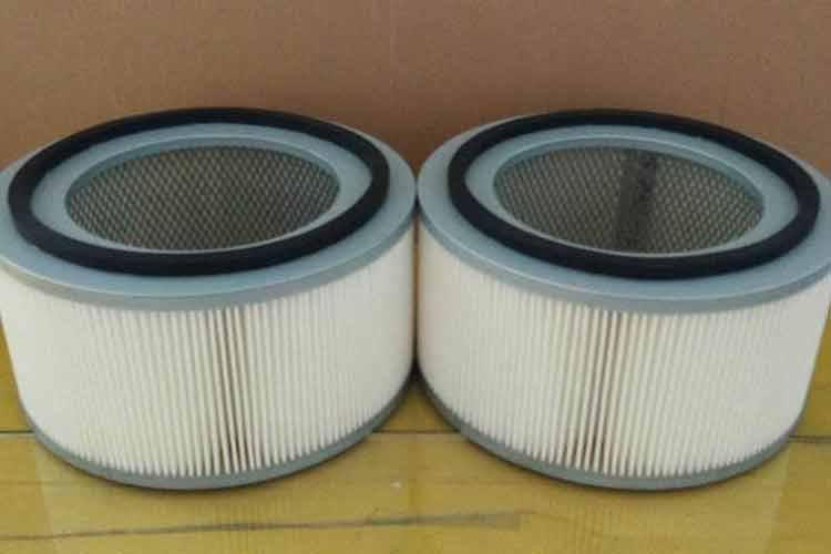 首先來說大家在選擇耐高溫除塵濾筒時，要考慮到它的型號是不是符合自己的儲存設(shè)備