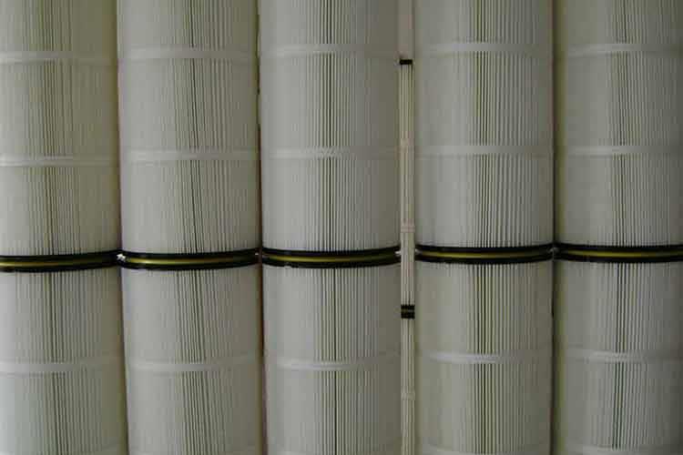 聚酯纖維除塵濾筒停機后，在無引風的情況下仍應(yīng)開動噴吹清灰機構(gòu)