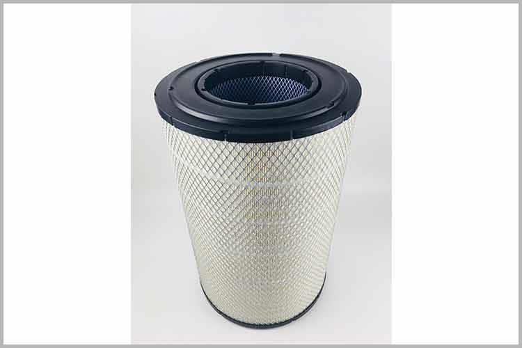 在安裝新的汽油發(fā)動(dòng)機(jī)空氣濾清器的時(shí)候，我們需要注意空氣濾清器下方靠右的一個(gè)突出的塑料片