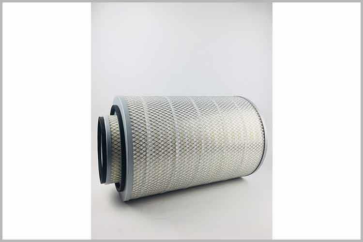 與正品康明斯空氣濾清器相比，劣質(zhì)產(chǎn)品的濾紙往往折數(shù)較少，間隙大，硬度差，做工也都比較粗糙，形狀易扭曲松垮，高低厚薄不均勻