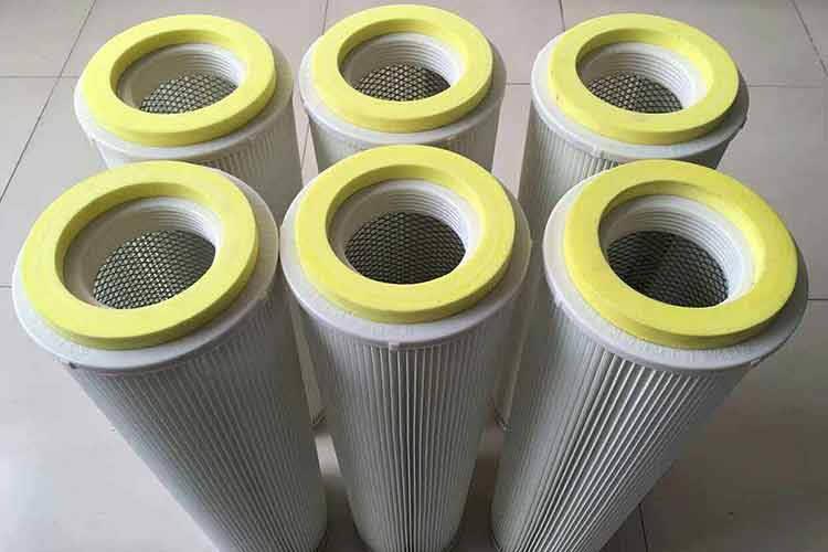 含塵氣體進(jìn)入高效除塵濾筒后，由于氣流端面的突然擴(kuò)大及氣流分布板的作用