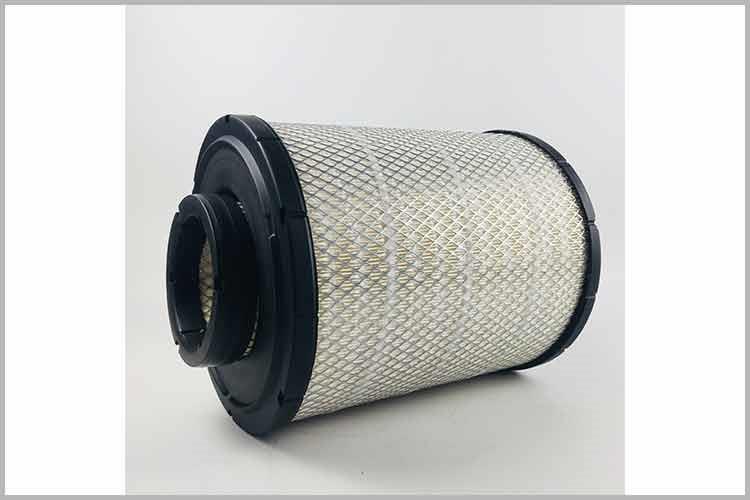 空氣濾清器的更換周期為1.5萬公里更換一次，汽車濾清器經(jīng)常在惡劣環(huán)境中工作的車輛應(yīng)當(dāng)不超過1萬公里更換一次