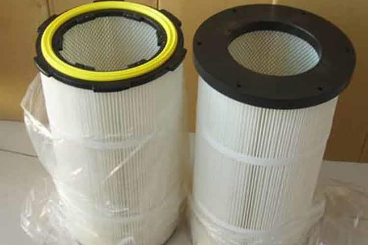 除塵濾筒工作環(huán)境濕度的考慮，如果環(huán)境濕度較大，容易引起粉塵吸潮，這時可考慮選擇具有防水功能的濾材