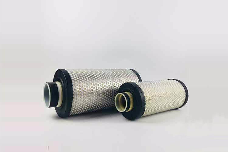 對(duì)于空氣濾清器冒煙的發(fā)動(dòng)機(jī)，可以拆下進(jìn)氣管，然后觀察氣缸蓋的進(jìn)氣口