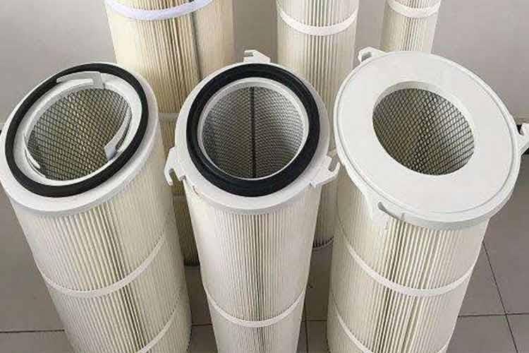 筒過濾面積是指濾筒上濾材打開的有用面積。當(dāng)咱們把濾筒筆直布置時(shí)，濾筒越高對(duì)節(jié)約全體本錢越有利。但濾筒過高，清灰會(huì)較艱難，